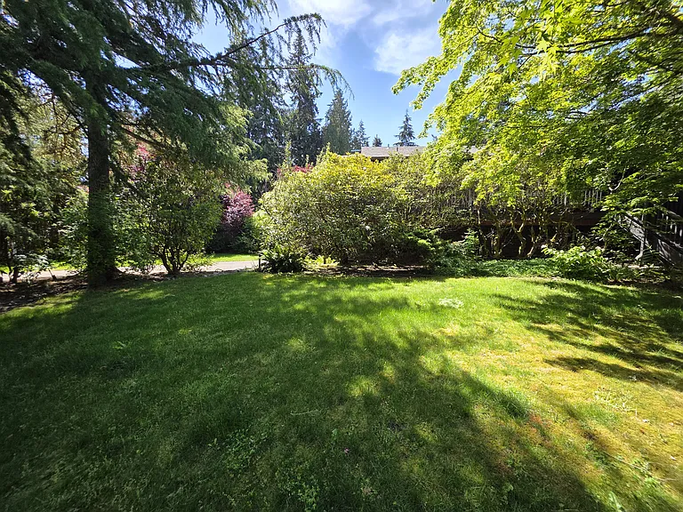 Desirable Edmonds neighborhood.