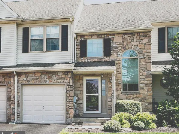 2002 Royal Ct, Royersford, PA 19468