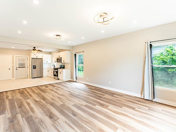 5th image of 1076 E Maple St