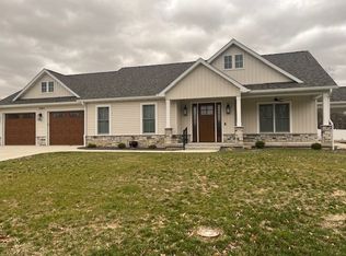 1203 Cliffview Dr, Effingham, IL 62401