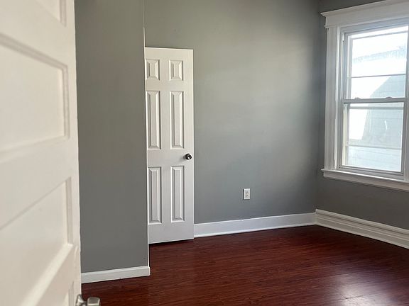 4th image of 15 Linden Ave