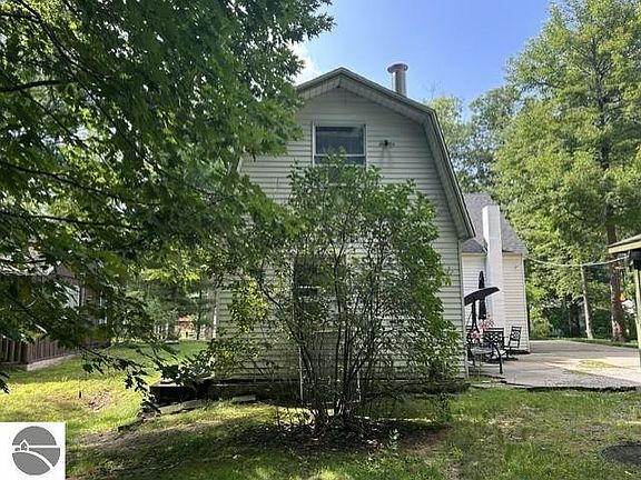 4th image of 2443 Valley Rd