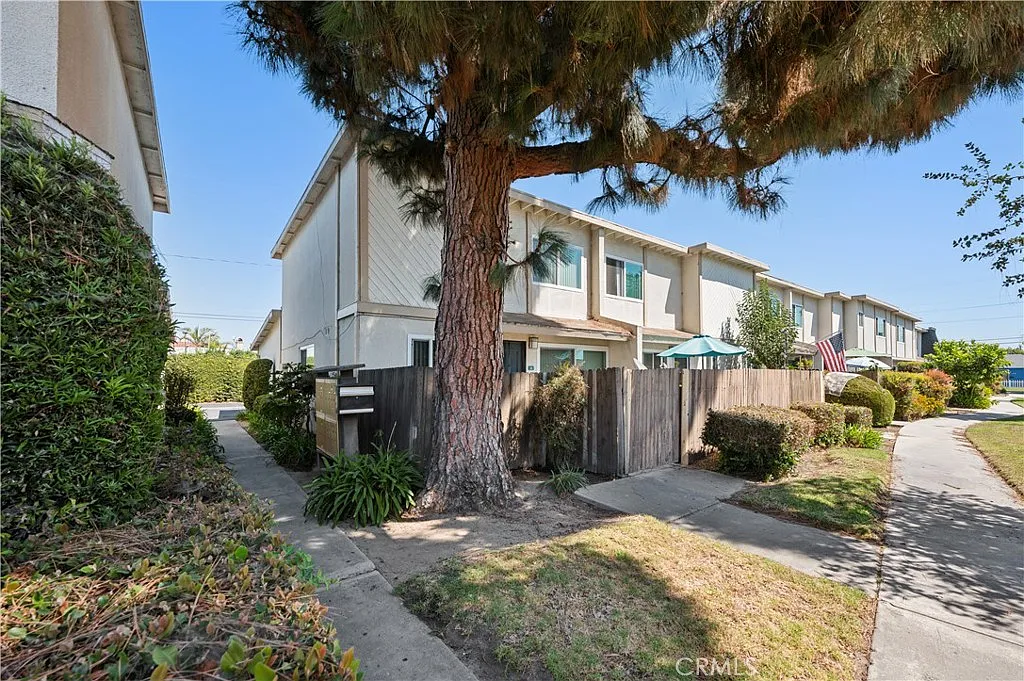 2 bed, 1.5 bath, 1064 sqft, $3,250 — Photo 4