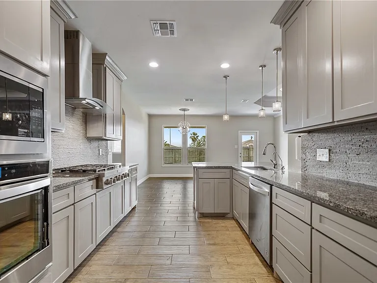 7721 Dove Hollow Dr — Photo 11