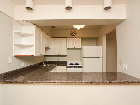 5th image of 1220 N La Salle Dr APT 2D
