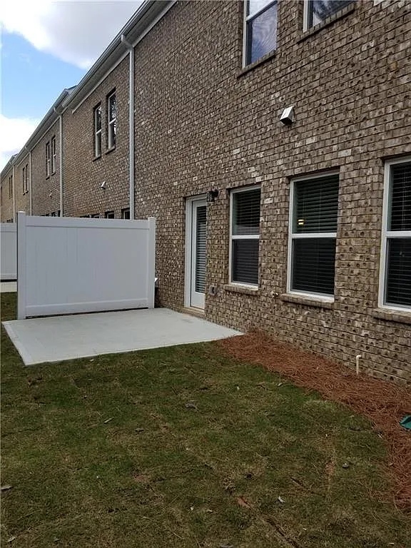 3 bed, 2.5 bath, 2028 sqft, $2,100 — Photo 2