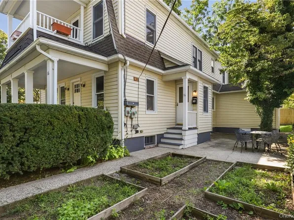 16 Terrace Pl, Mount Kisco, NY 10549