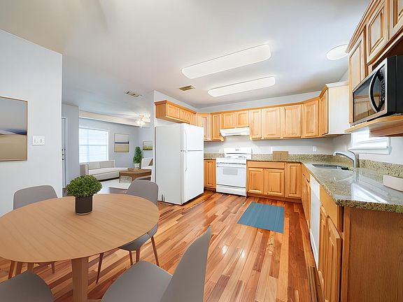 3rd image of 1403 Broadmoor Dr