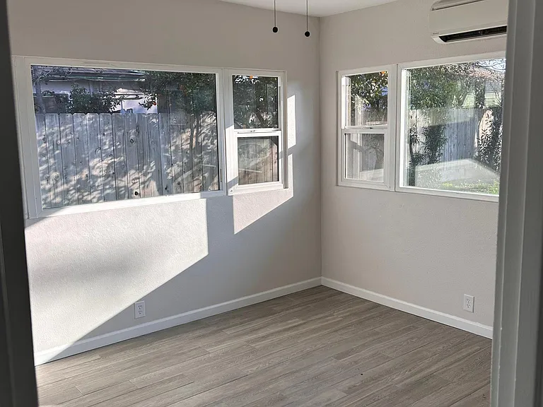 526 Auburn St — Photo 10