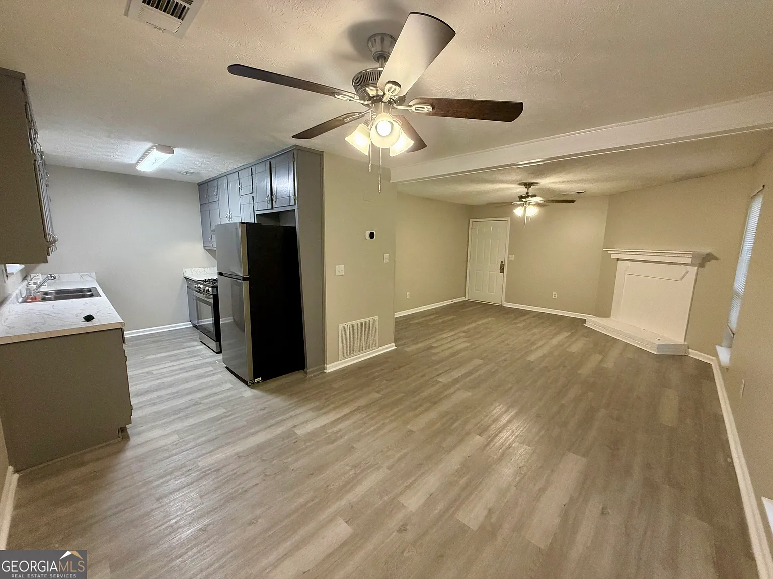 2 bed, 1.0 bath, $1,195 — Photo 3