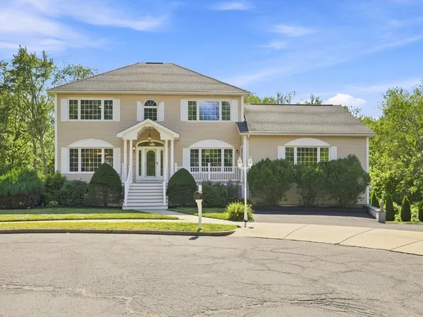 9 Sullivan Cir, Stoneham, MA 02180