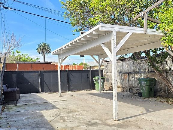 5th image of 10529 Grape St