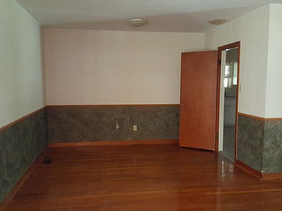 4th image of 2502 Oak Dr