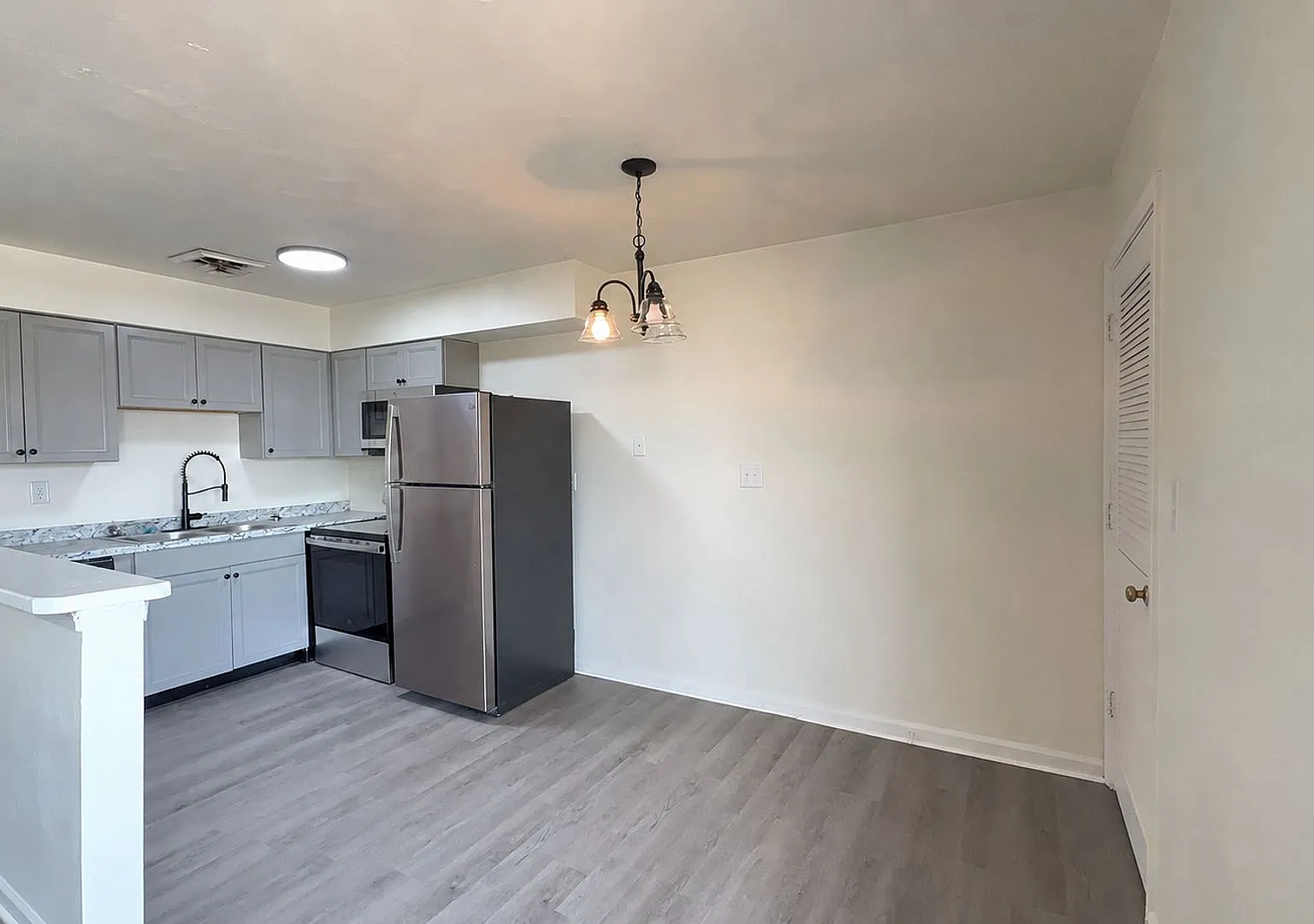 9634 Elnora - Platinum — Photo 3