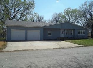 324 E Monroe Ave, Garnett, KS 66032