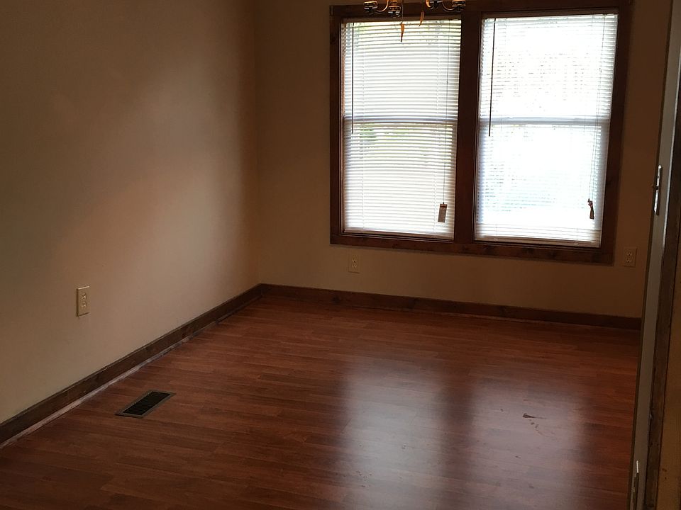 1st image of 144 Oaks Ct