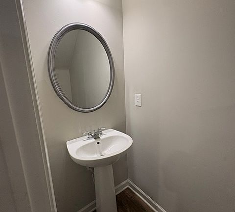 4th image of 806 Carlton Pointe Pl