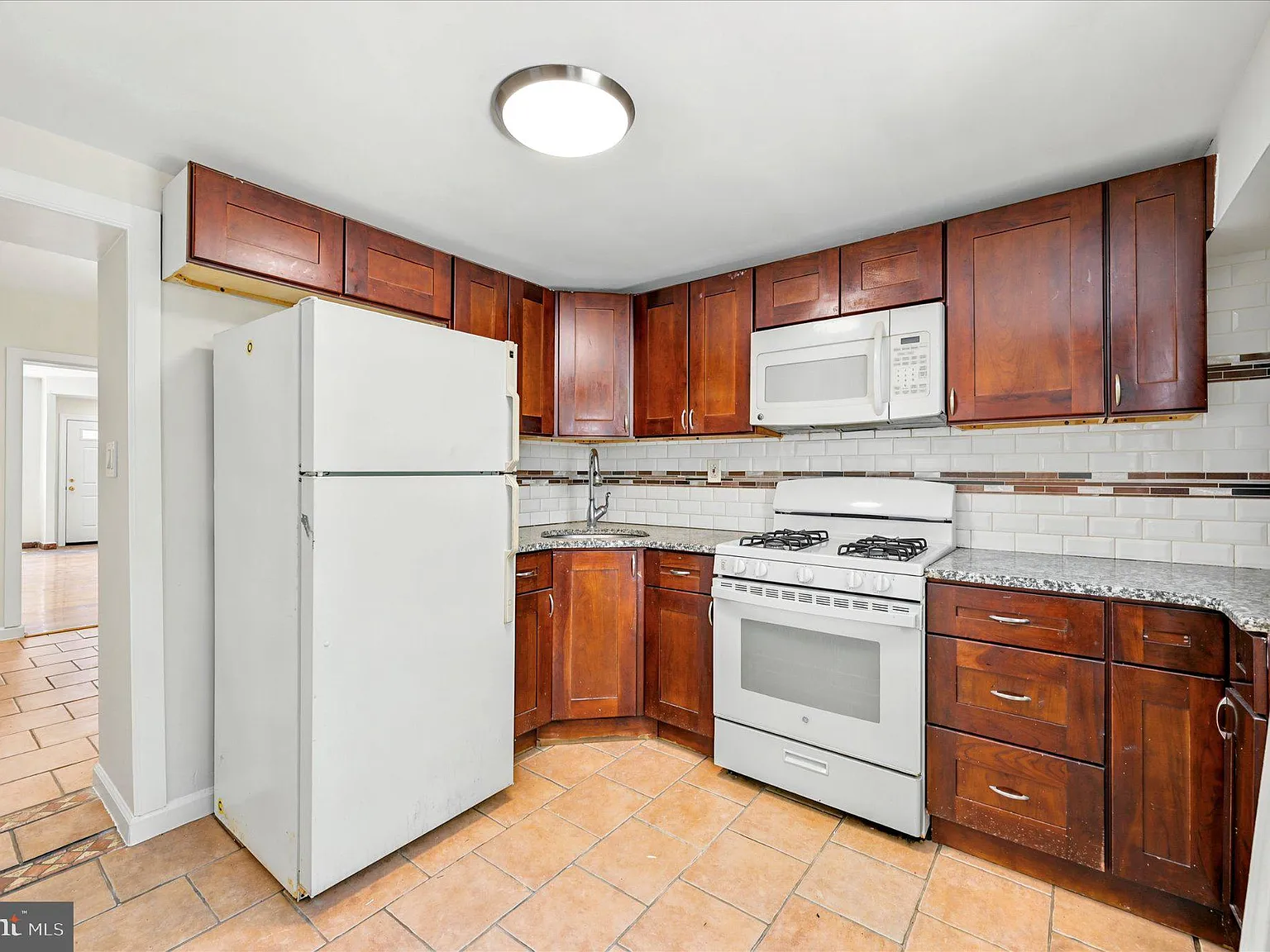 3 bed, 1.0 bath, 1010 sqft, $1,800 — Photo 4