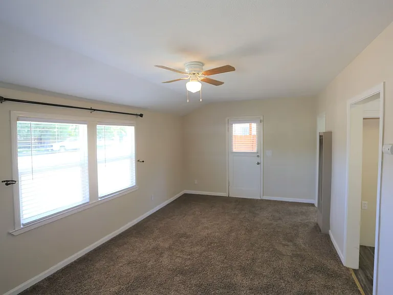 575 E St — Photo 3