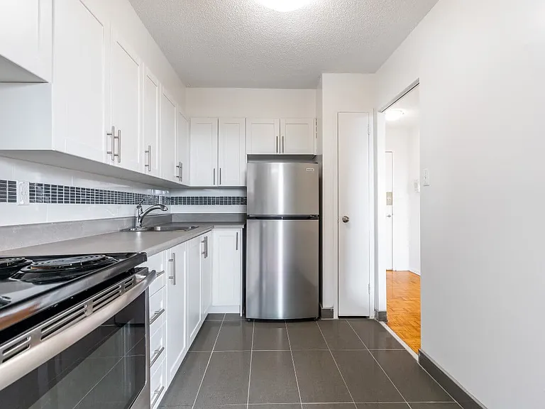 411 Duplex Ave — Photo 6