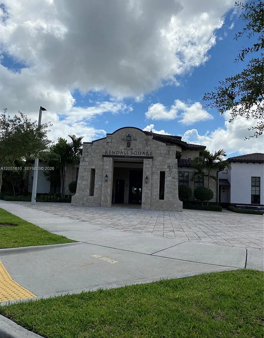 Kendall Commons Residenti — Photo 1