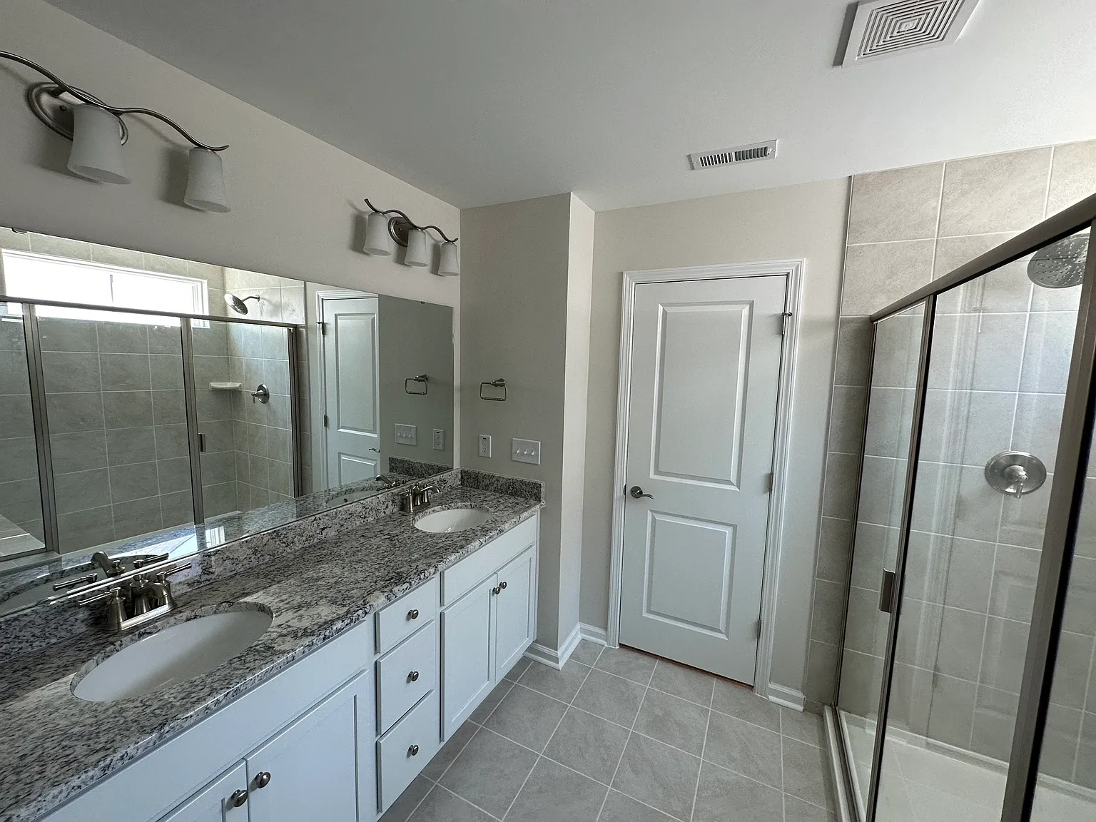 3 bed, 2.5 bath, 2100 sqft, $2,400 — Photo 3