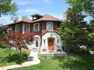 7915 Davis Dr, Saint Louis, MO 63105