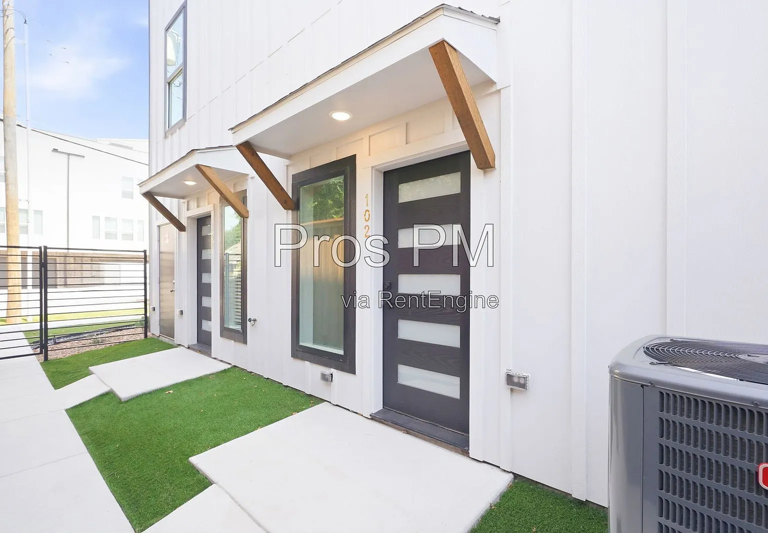 1 bed, 1.0 bath, 886 sqft, $1,949 — Photo 2