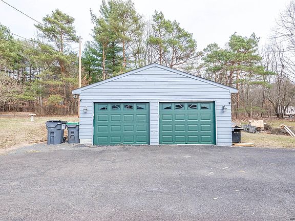 3rd image of 19 Cynthia Ln