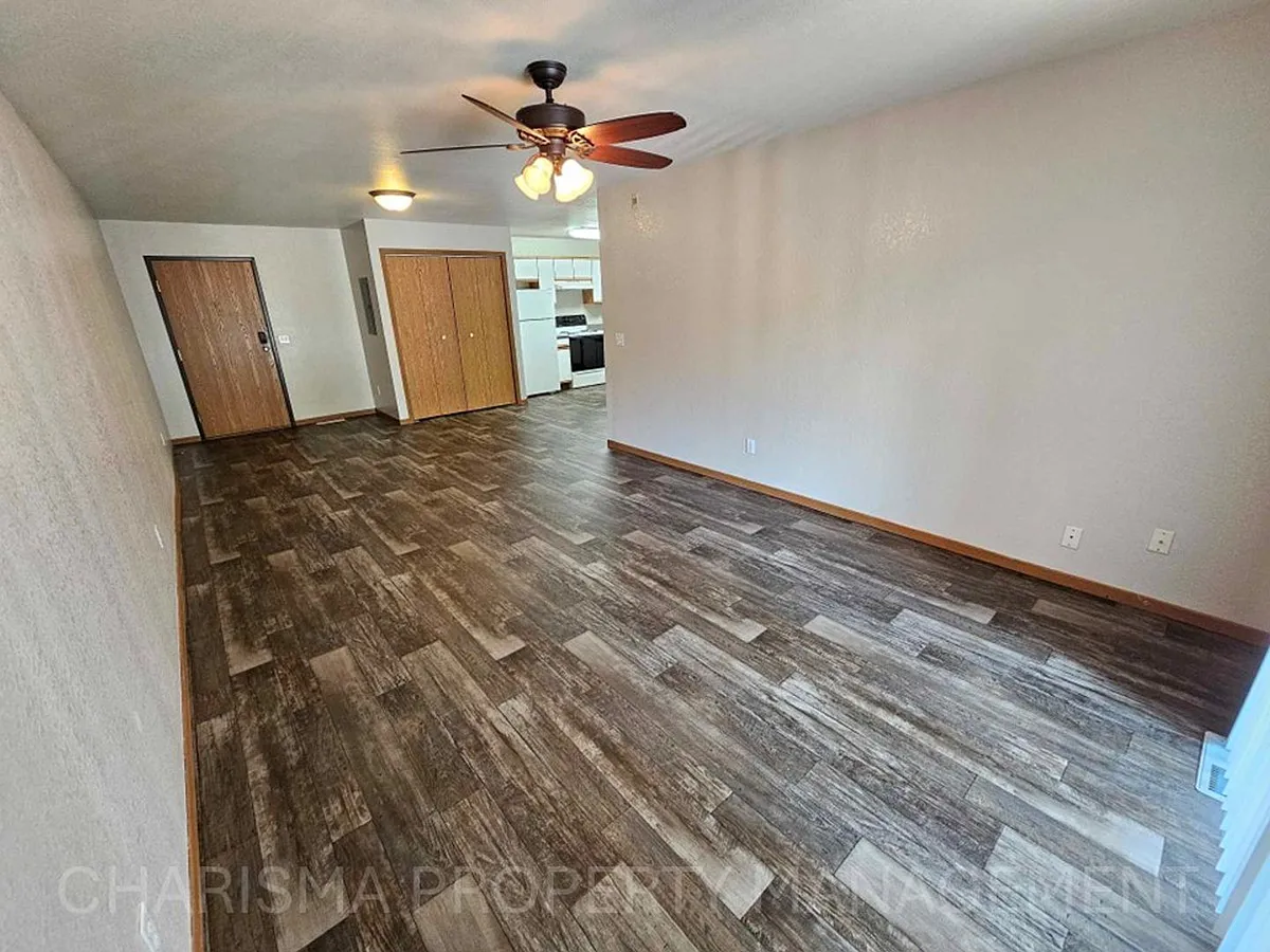 Building Photo - 340 N Main Ave #13