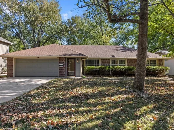 2818 Belle Haven Dr, Lawrence, KS 66046