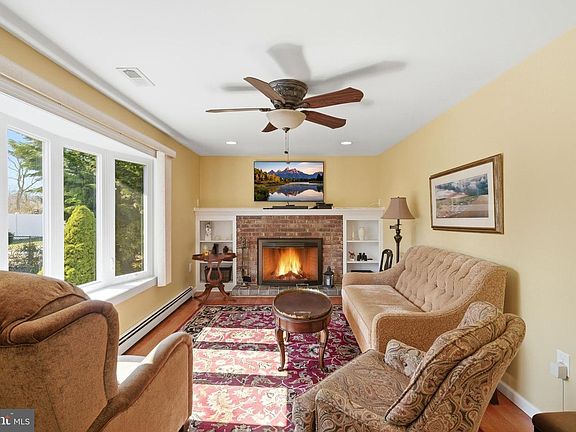 4th image of 867 Derry Dr