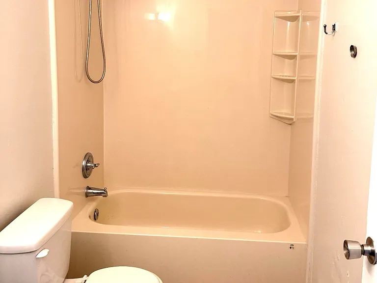 Clean bathroom with tub/shower combo