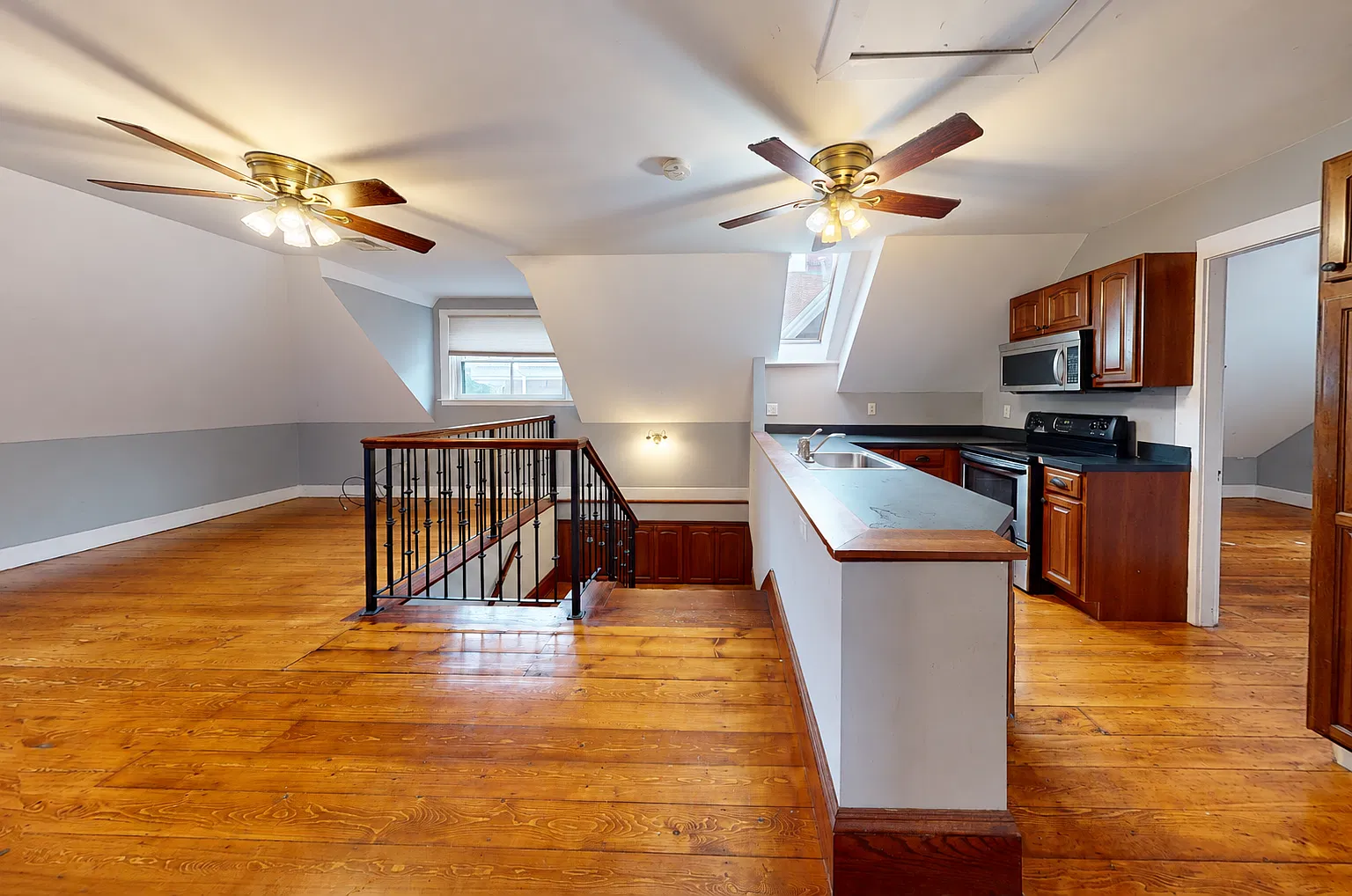 3 bed, 990 sqft, $5,895 — Photo 2