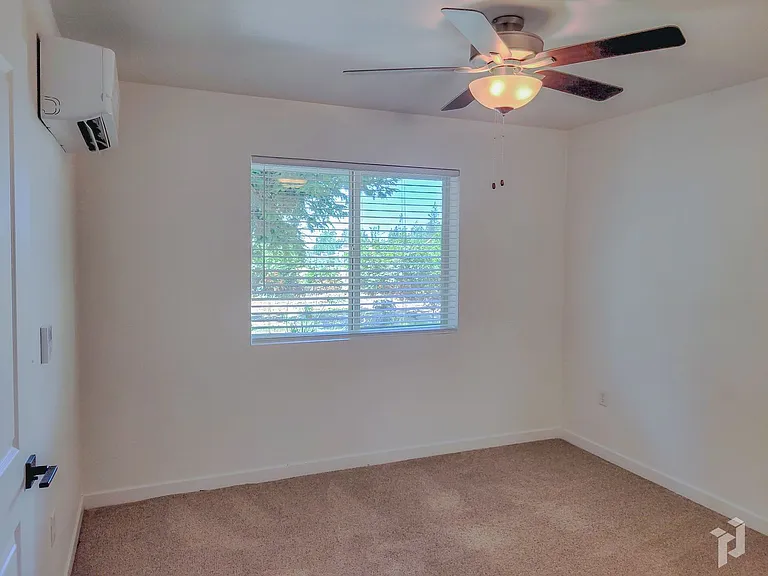 Villa Monterey Apartments — Photo 28