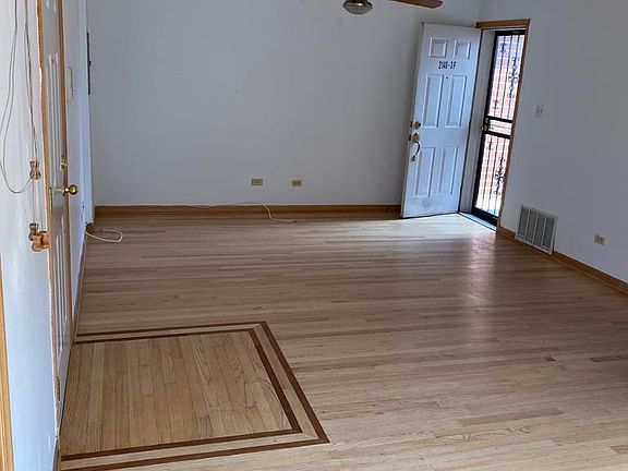 Living space 2nd entrance. Ceiling fan and great airflow.