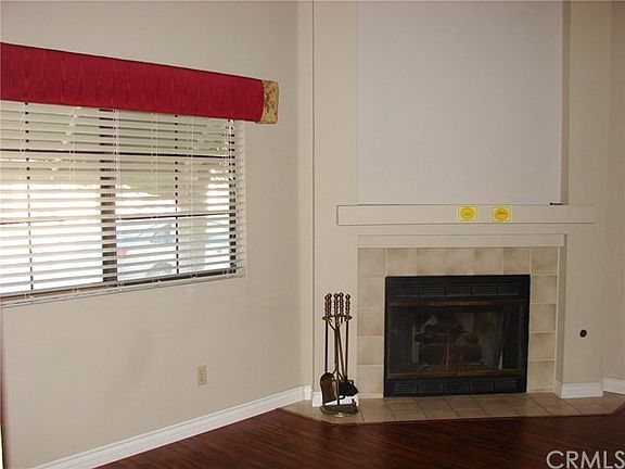 SPACIOUS LIVING ROOM WITH DRAMATIC VOLUME CEILINGS OFFER YOU MANY SEATING OPTIONS FOR YOUR FURNISHIN