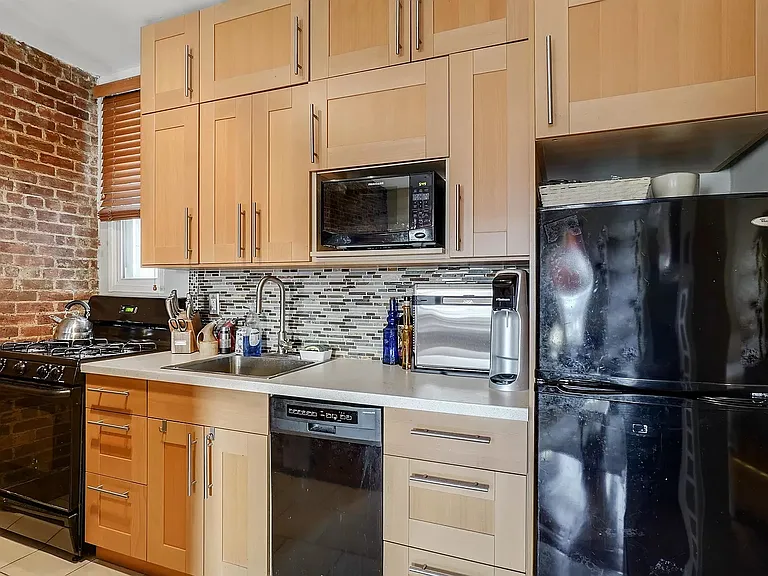 832 Washington St #6 — Photo 6