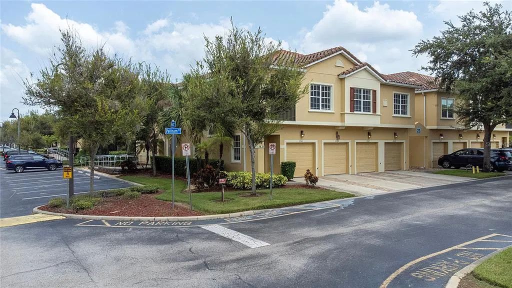 2 bed, 2.0 bath, 1015 sqft, $1,700 — Photo 3