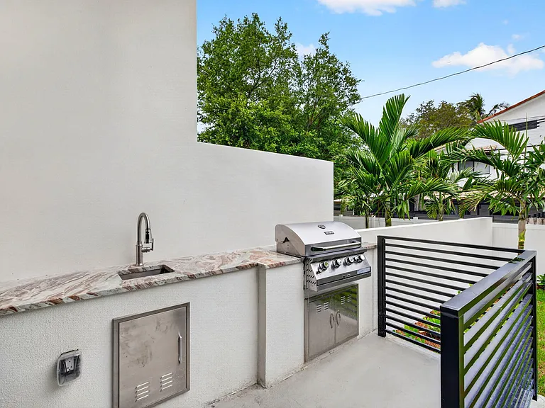 507 SW 11th St — Photo 48