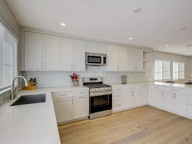 1832 S Redondo Blvd — Photo 9
