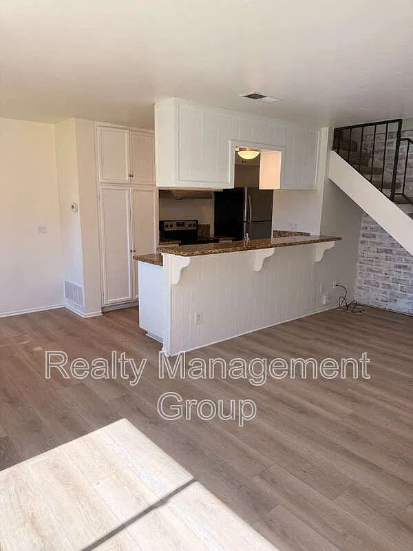 2 bed, 1.0 bath, 903 sqft, $2,275 — Photo 3