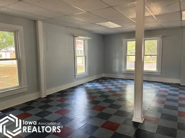 317 W Dixson St, Stronghurst, IL 61480