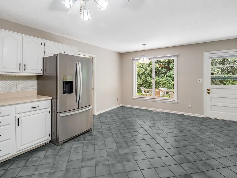 102 Arbor Ln — Photo 13