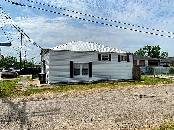 4th image of 2840 Mandeville St