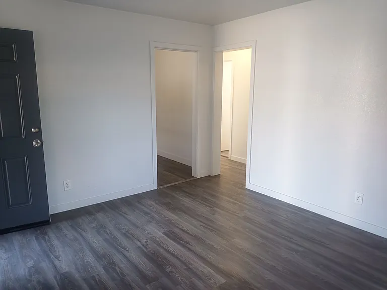 1335 S 5th Ave — Photo 4