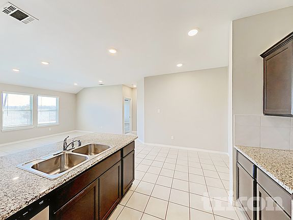 4th image of 916 Roland Dr