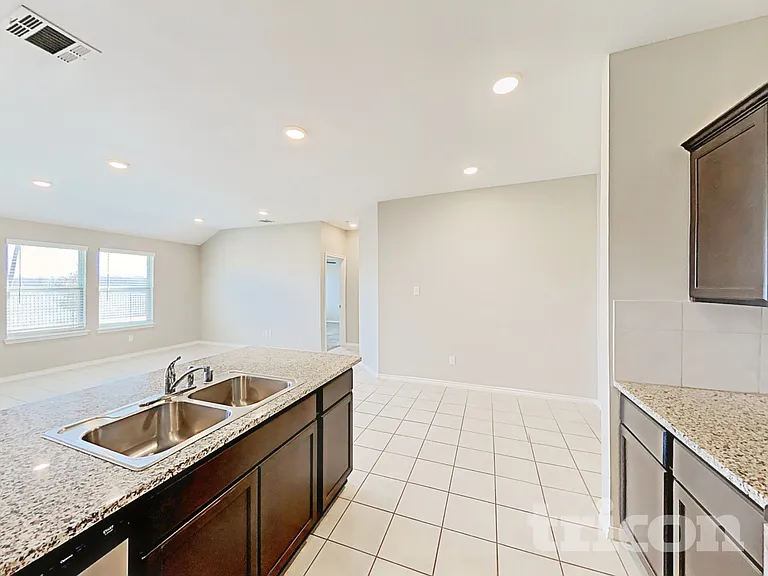 916 Roland Dr — Photo 4
