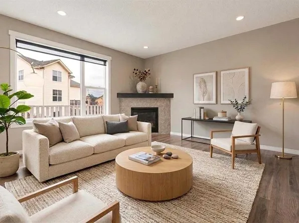 327 SE Panamount Point NW, Calgary, AB T3K 0H6