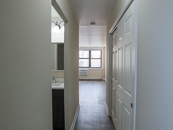 4th image of 5846 N Winthrop Ave #104